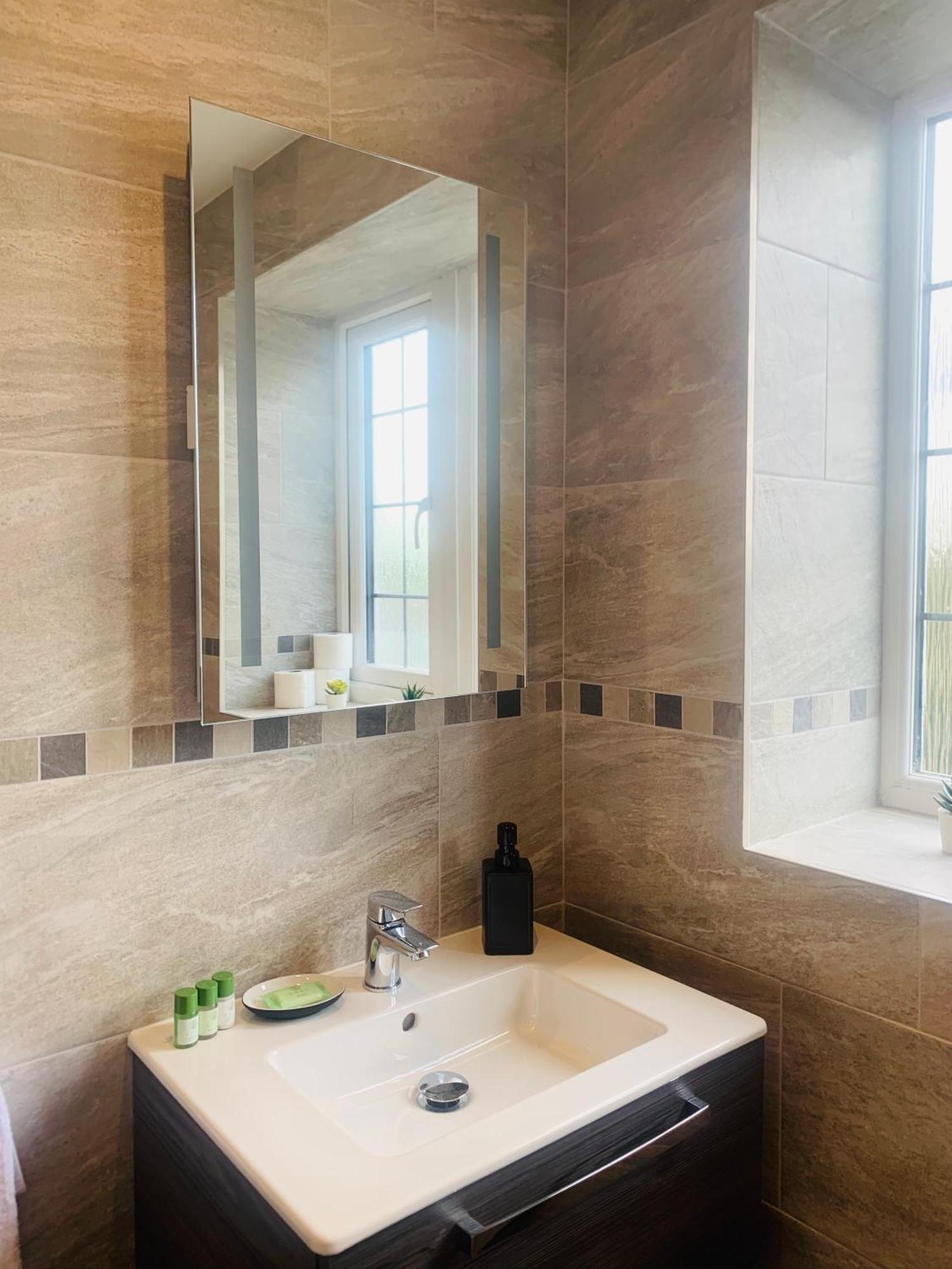 Newly Renovated, Modern 3 Bed Apartment Walmersley 外观 照片